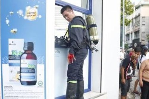 Một cảnh sát bị thương khi chữa cháy căn nhà trong hẻm