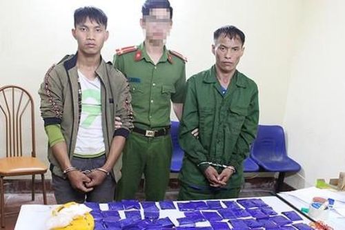 Bắt 2 đối tượng 'cõng' hơn 15.000 viên hồng phiến