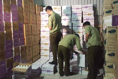Thu giữ hàng chục nghìn chai sữa chua không rõ nguồn gốc