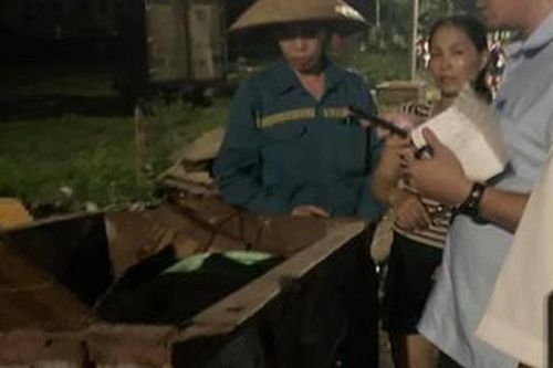 Hà Nội: Một cháu bé bụ bẫm bị vứt trong xe chở rác