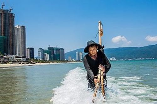 Bóng người trên đỉnh sóng