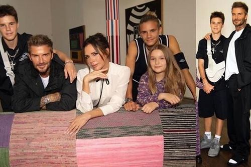 Vì 'lỗi thời trang' này mà David Beckham bị các fan chê là lôi thôi khi đến dự show của vợ