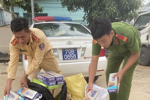 Giấu hàng nghìn bao thuốc lá lậu trong 'bụng' xe khách