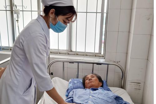 Người phụ nữ đi đại tiện ra máu
