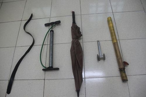 Bố bắt con cởi quần áo, đứng phơi nắng