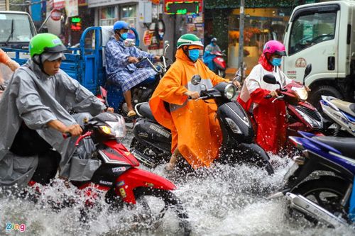 Người dân ngã nhào trong mưa ở Thủ Đức