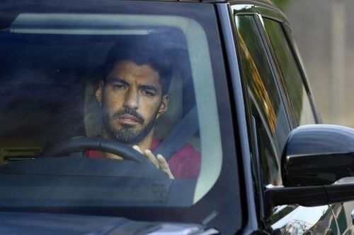 Luis Suarez lái xe rời Barca