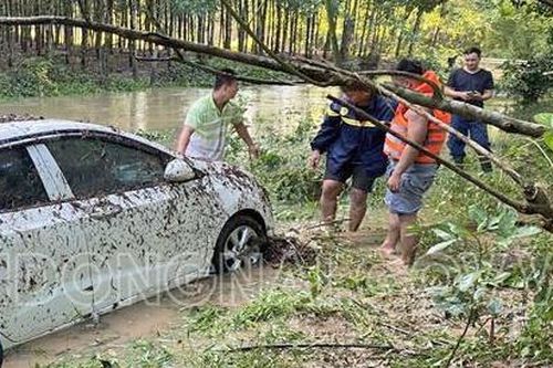 Ôtô bị nước cuốn khi chạy qua đập tràn