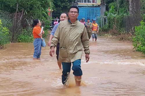 Đưa hơn 100 người dân ra khỏi vùng lũ