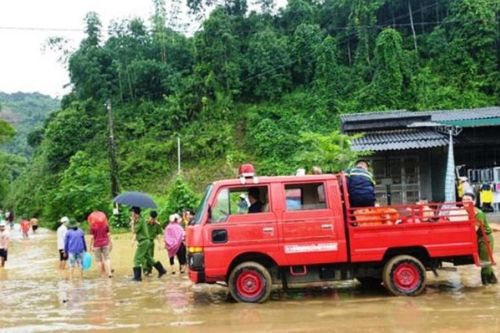 Sạt lở đất gây tắc đường lên Sa Pa