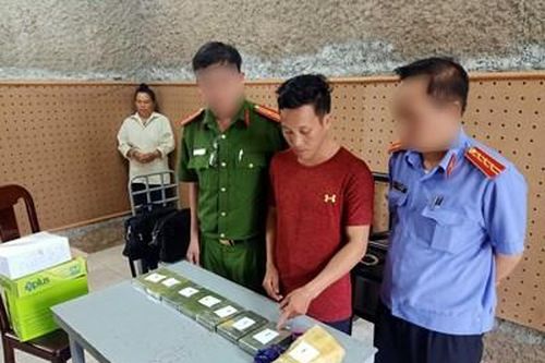 Điện Biên: Bắt hai đối tượng mua bán trái phép 7 bánh heroin và 6.000 viên ma túy