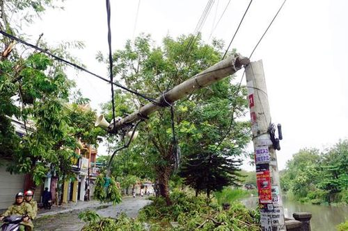 Hàng trăm cột điện gãy đổ trong bão số 5, dân nghi ngờ chất lượng