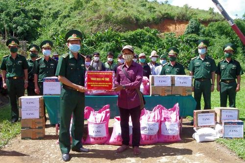 Tặng lực lượng vũ trang và nhân dân nước bạn Lào 225 suất quà