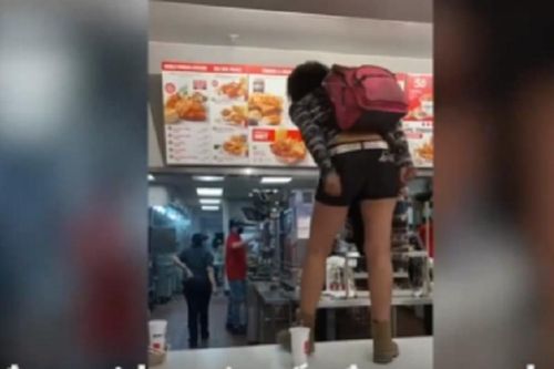 Bị từ chối phục vụ, cô gái nhảy lên quầy mắng nhân viên