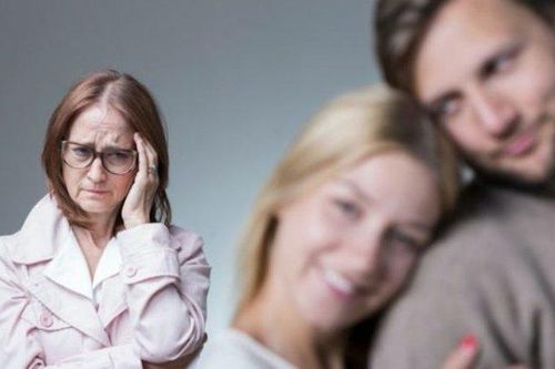 Mẹ vợ con rể xung đột vì chiếc áo ba lỗ
