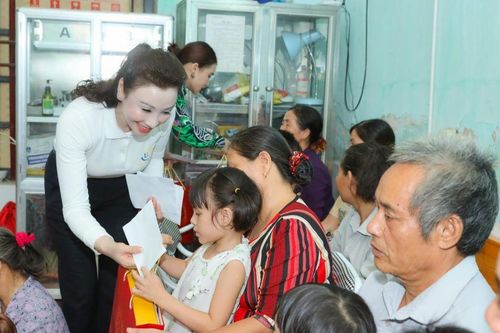 Hoa hậu Doanh nhân thành đạt Vũ Thúy Nga mang Trung thu sớm đến với trẻ em tàn tật