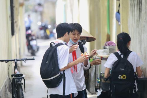 Hàng ăn vặt bủa vây cổng trường: Khó quản?