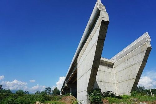 Cầu vượt 10 tỷ đồng không có lối lên ở Đà Nẵng