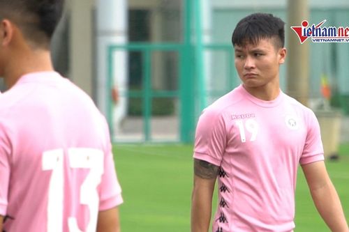 Hà Nội FC đổ bộ sân tập, Quang Hải bất ngờ tập riêng