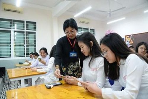 Học sinh được dùng điện thoại trong giờ học: 'Quy định táo bạo và mạo hiểm'