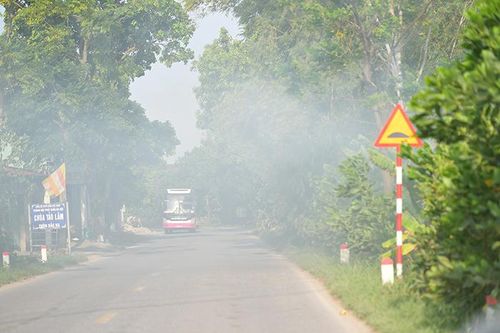 Nông dân đốt rơm rạ, khói mù mịt bủa vây sân bay Nội Bài