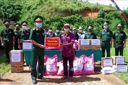 Trao quà tặng lực lượng vũ trang và nhân dân khu vực biên giới nước bạn Lào