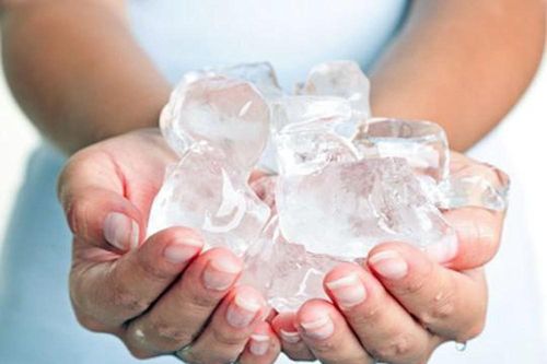 Điều bất ngờ gì xảy ra khi bạn đổ đá ngập bồn cầu?