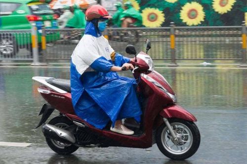 Đi xe máy trời mưa thế nào để đảm bảo an toàn?