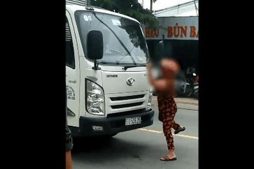 Clip: Người phụ nữ bất ngờ chặn đầu xe tải, bẻ gãy cần gạt nước rồi tiếp tục gây hấn với tài xế
