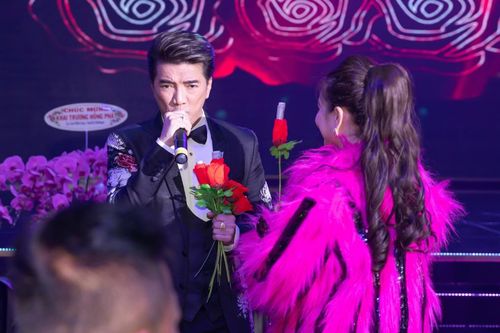 Đàm Vĩnh Hưng bối rối vì fan nữ trong đêm nhạc, cư dân mạng phát hiện ra 'hotgirl thị phi' năm nào