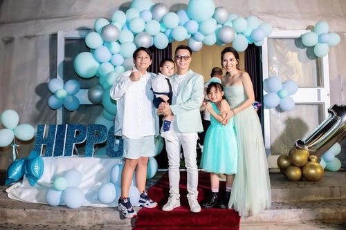 Hoàng Bách tổ chức tiệc sinh nhật một tuổi cho con trai, dành cho vợ món quà khiến ai xem cũng cảm động