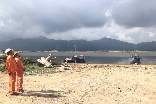 PC Phú Yên: Đưa vào sử dụng công trình đấu nối đường dây 22kV vượt cầu Đà Nông