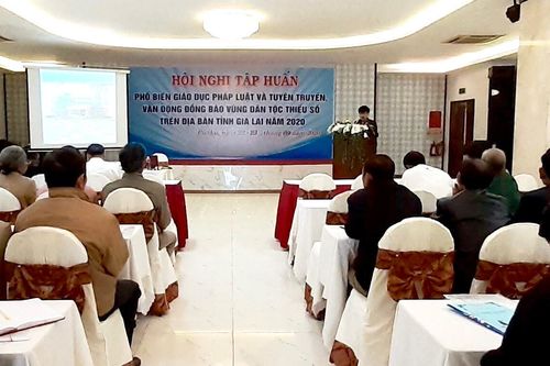 Gia Lai phổ biến, giáo dục pháp luật cho người có uy tín