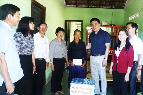Ông Nguyễn Khắc Toàn - Phó Bí thư Thường trực Tỉnh ủy: Thăm, tặng quà người dân xã Khánh Hiệp