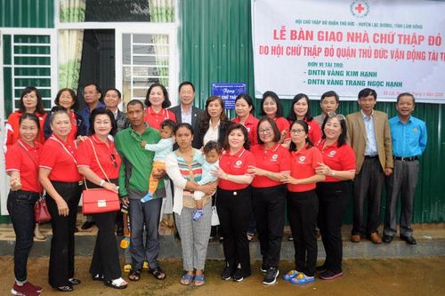 Trao nhà và tặng quà cho người dân tại Lạc Dương