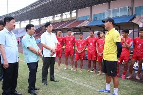 Chủ tịch UBND tỉnh Bùi Văn Quang thăm và động viên CLB Phú Thọ FC