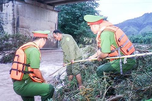 Công an huyện Đakrông giúp dân trong mưa bão
