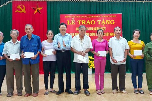 Tặng quà tri ân các gia đình chính sách tại huyện Chiêm Hóa