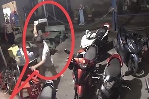 Nghi hàng xóm nói xấu, vác dao chém 2 người thương tích
