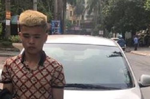 Ôm ma túy cố thủ trên xe ô tô