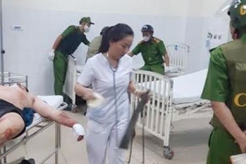 Khống chế kẻ tâm thần dùng dao đâm bạn thân