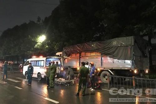 TPHCM: Chồng đón vợ đi làm về, gần đến nhà thì vợ bị xe tải cán tử vong