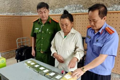 Bắt vụ mua bán 7 bánh heroin và 6.000 viên ma túy qua biên giới