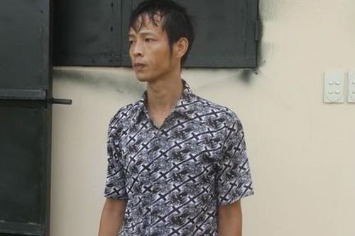 Người cha tàn ác bắt con cởi chuồng phơi nắng, đánh đập dã man