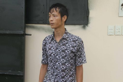 Khởi tố người cha bắt con trai cởi trần phơi nắng, dùng điếu cày đánh đập