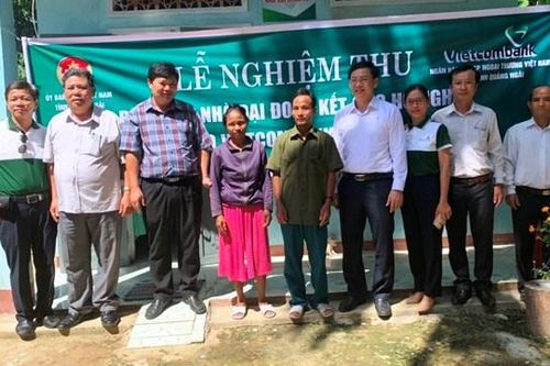 Quảng Ngãi: Mặt trận bàn giao 24 nhà 'Đại đoàn kết' cho hộ nghèo