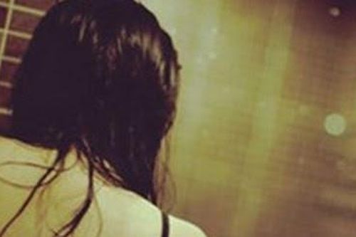 Tống tiền bạn gái 12 tuổi bằng ảnh khỏa thân