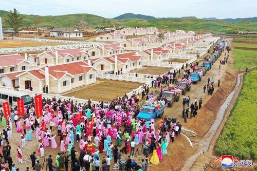 Triều Tiên ca ngợi đảng viên ưu tú, có thể dựng nhà trong 14 phút