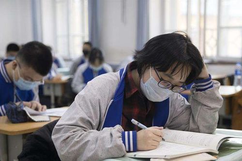 Trường học ở Trung Quốc bắt nữ sinh cắt tóc ngắn