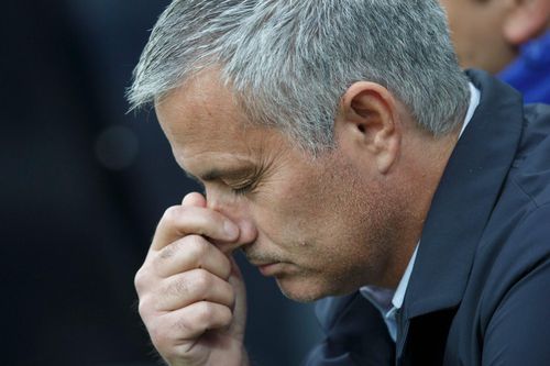 HLV Mourinho tri ân cổ động viên quá cố